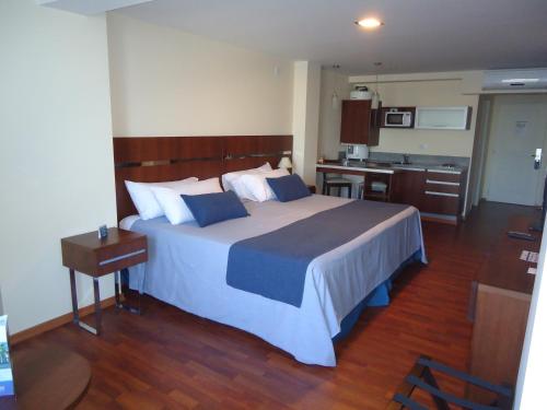 圣达菲阿玛拉斯港酒店及套房的一间带大床的卧室和一间厨房