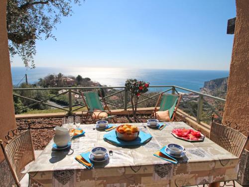 菲纳莱利古雷Holiday Home Villa Sara by Interhome的一张桌子,上面有食物,享有海景