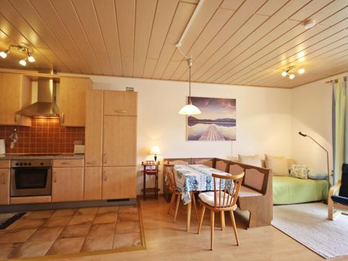 GlanzApartment Annemarie by Interhome的厨房以及带沙发和桌子的客厅。