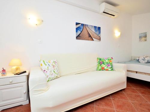 乌马格Holiday Home Aron by Interhome的客厅配有白色的沙发和床。