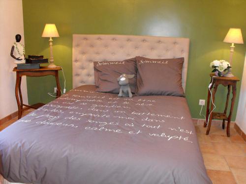 Le BizetHoliday Home La Ferme de Gabrielle by Interhome的一张床上坐着泰迪熊的床