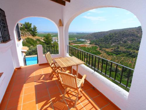 蒙特佩戈Holiday Home Del Azahar by Interhome的设有一个配有桌椅并享有美景的阳台。