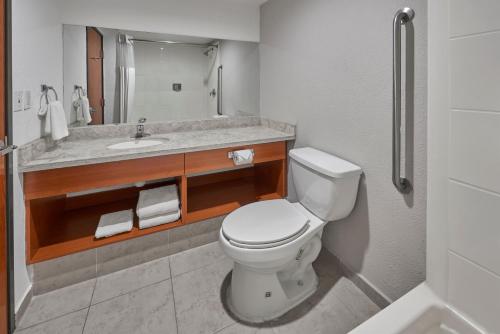 蒙特雷Extended Suites Monterrey Aeropuerto的浴室配有白色卫生间和盥洗盆。