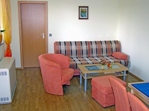 滨湖克拉科Holiday Home Goetheallee by Interhome的客厅配有沙发、椅子和桌子