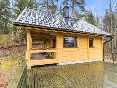 BöleHoliday Home Mirus by Interhome的木制甲板上的黄色小舱