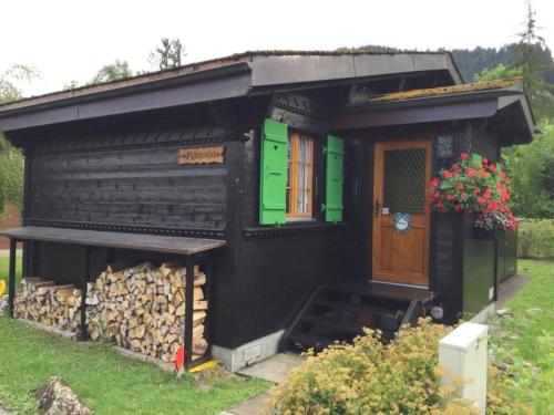 格施塔德Apartment Abnaki- Chalet by Interhome的一堆木柴的小黑房子
