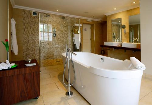 因弗内斯Rocpool Reserve Luxury Highland Package的大型浴室设有浴缸和淋浴。