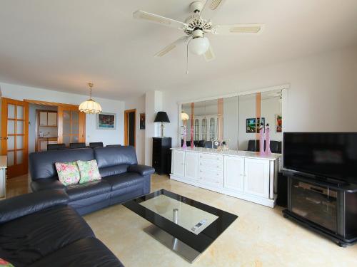 布拉内斯Apartment Blanes Beach by Interhome的带沙发和电视的客厅