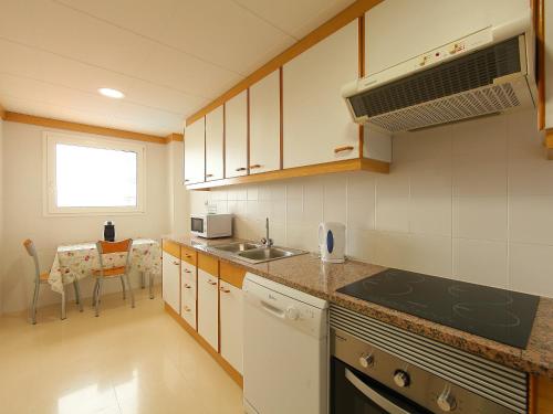 布拉内斯Apartment Blanes Playa by Interhome的厨房配有水槽和炉灶