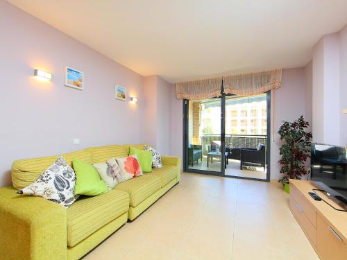 维拉福林Apartment Can Pavet by Interhome的客厅配有带枕头的黄色沙发
