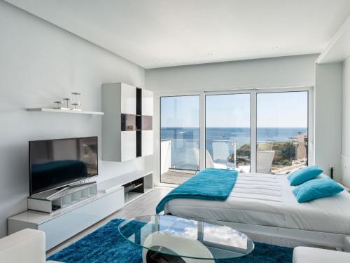 阿尔布费拉Studio Dream View 50m from the beach by Interhome的白色的卧室设有一张大床和一个大窗户