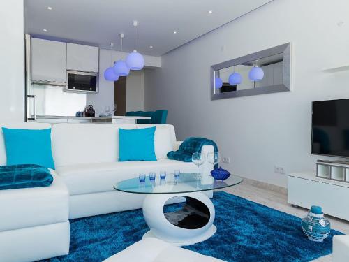 阿尔布费拉Studio Dream View 50m from the beach by Interhome的客厅配有白色沙发和蓝色地毯。