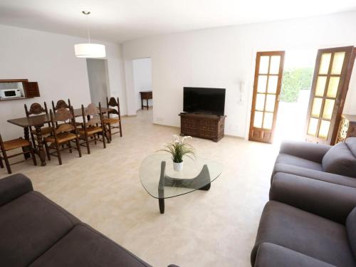 坎布里尔斯Holiday Home Yolemi by Interhome的带沙发、桌子和电视的客厅