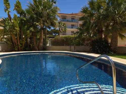 莫莱拉Apartment Sueno del Mar by Interhome的一座棕榈树大型游泳池和一座建筑