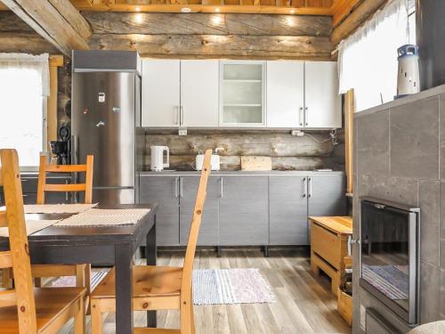 Pirttikoski克劳恩提拉度假屋的厨房配有桌子和冰箱