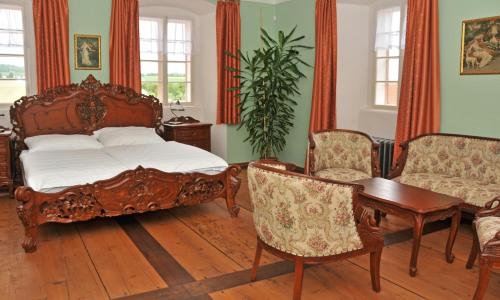 Dubenec法蕾膳食公寓酒店的卧室配有一张床和一张桌子及椅子