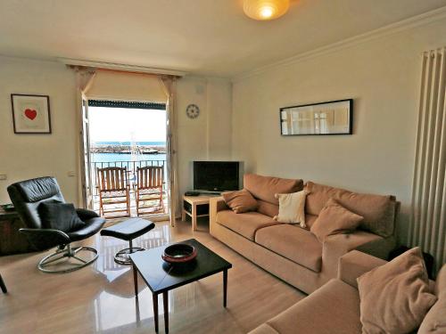 坎布里尔斯Apartment Cambrils Port by Interhome的带沙发和电视的客厅