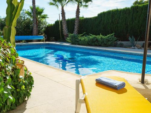 莫莱拉Holiday Home Las Boyas by Interhome的一个带黄色桌子和黄色游泳池的游泳池