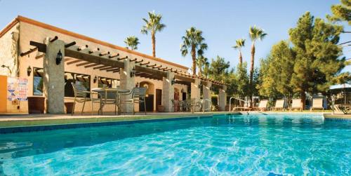 拉斯维加斯亚利桑那州查理博尔德酒店的棕榈树度假村的游泳池