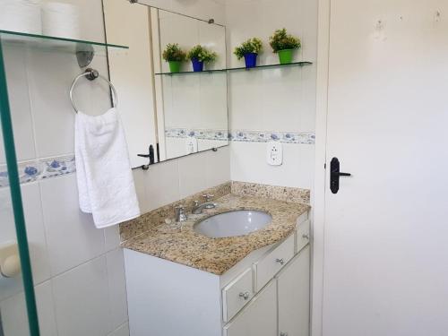 康赛瓦托利亚Condominio Folhas Secas的一间带水槽和镜子的浴室