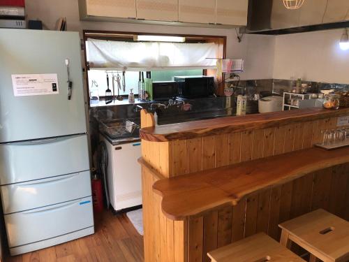 南伊豆町索拉旅馆 的厨房配有柜台和冰箱。