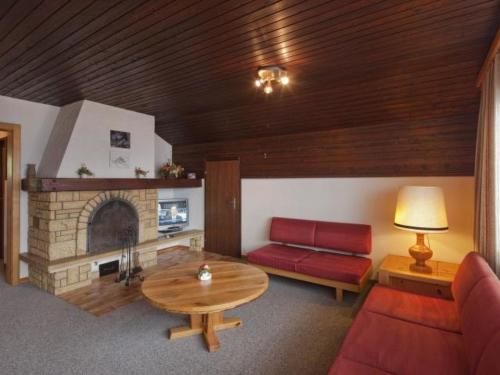 利德阿尔卑斯Apartment Appartementhaus Zurschmitten 17 DW by Interhome的客厅设有红色的沙发和壁炉