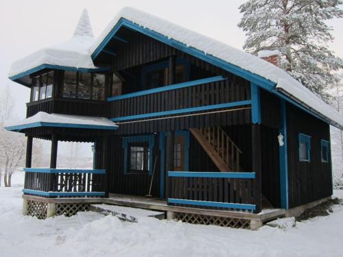 TohmajärviHoliday Home Kiviniemi by Interhome的小木屋,屋顶上积雪
