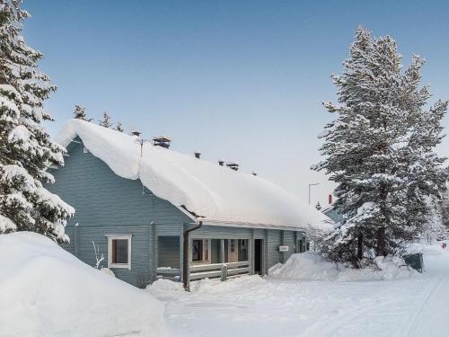 锡尔卡Holiday Home Kiehislevi a by Interhome的屋顶上积雪的蓝色房子