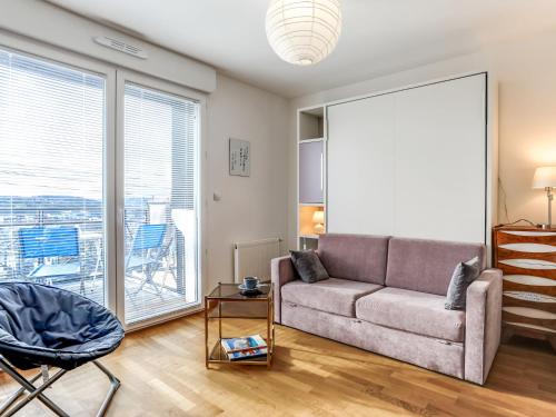 滨海图维列Apartment Clos Savignac by Interhome的带沙发和大窗户的客厅