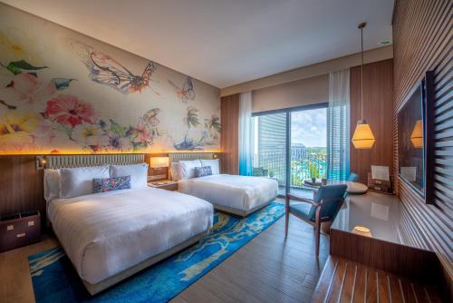 迪沙鲁迪沙鲁海岸硬石酒店的酒店客房设有两张床和大窗户。