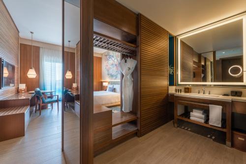 迪沙鲁迪沙鲁海岸硬石酒店的一间酒店客房 - 带一张床和一间浴室