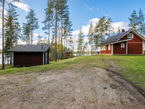 MajavesiHoliday Home Kannonniemi by Interhome的一个带谷仓和房子的开阔场地