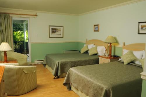 拉马巴耶佩蒂特伯杰酒店的酒店客房设有两张床和窗户。