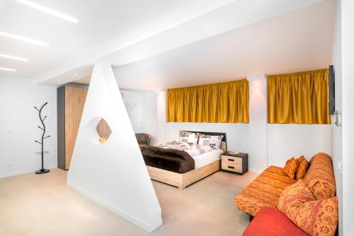 梅拉诺Fior Apartments Lofts的客厅配有床和沙发