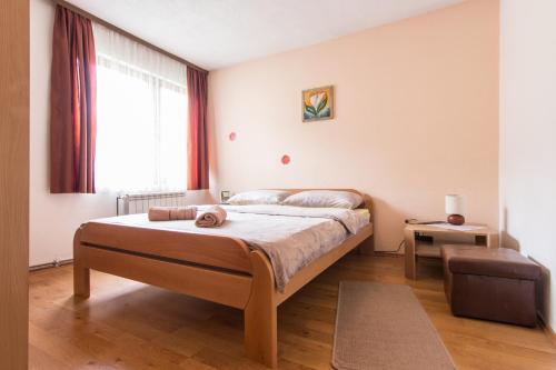 萨拉热窝凯泽旅馆的一间卧室设有一张床和一个大窗户