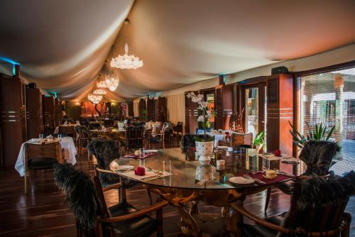 艾恩Telal Resort Al Ain的一间带桌椅的用餐室