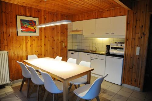 维尔雅尔姆Libellule Style Vielsalm的一间厨房,里面配有桌椅