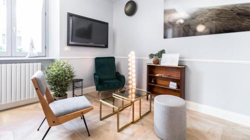 米兰Italianway - Garigliano 4 Flat的客厅配有两把椅子和电视