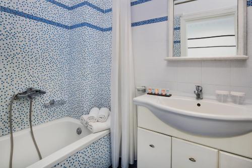 费拉苏拉别墅酒店的带浴缸、水槽和淋浴的浴室