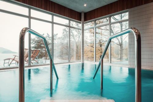 乌德瓦拉Destination Bokenäset的一个带大窗户的房间内的游泳池