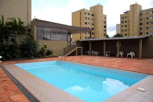 阿普卡拉纳Apucarana Palace Hotel的大楼前的大型游泳池