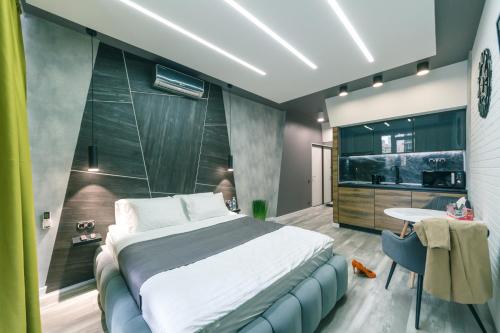 基辅Luxury Apartments的一间卧室配有一张大床和一张桌子