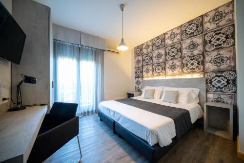 巴多利诺B City Hotel的酒店客房设有一张大床和一台电视。