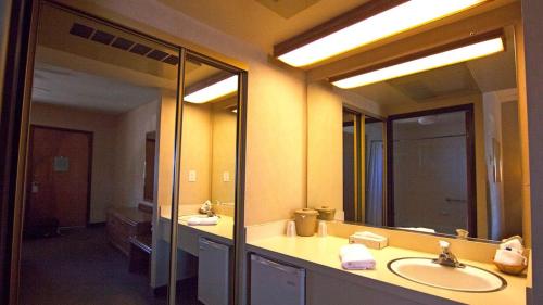 博尔德城El Rancho Boulder Motel的浴室设有2个水槽和2面镜子