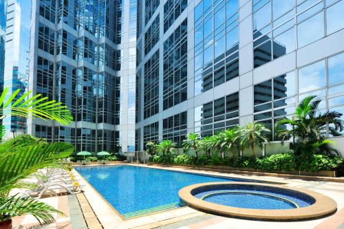 香港北角海逸酒店的一座高楼前的游泳池