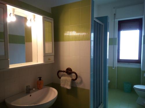 拉蒂纳Bed & Breakfast LA TERRAZZA的一间带水槽、卫生间和镜子的浴室