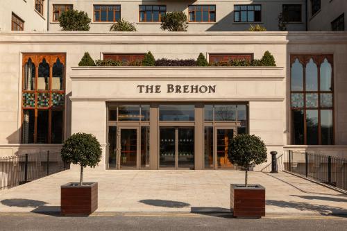 基拉尼The Brehon Hotel & Spa的白色的建筑,上面有阅读书目的标志