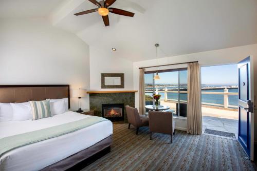 圣克鲁兹海洋与沙滩旅馆的酒店客房配有一张床和一个壁炉。