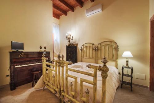 特拉尼B&B Trani Palace的一间卧室配有一张大床和一架钢琴