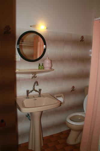 阿尔戈斯托利酒店的一间浴室
